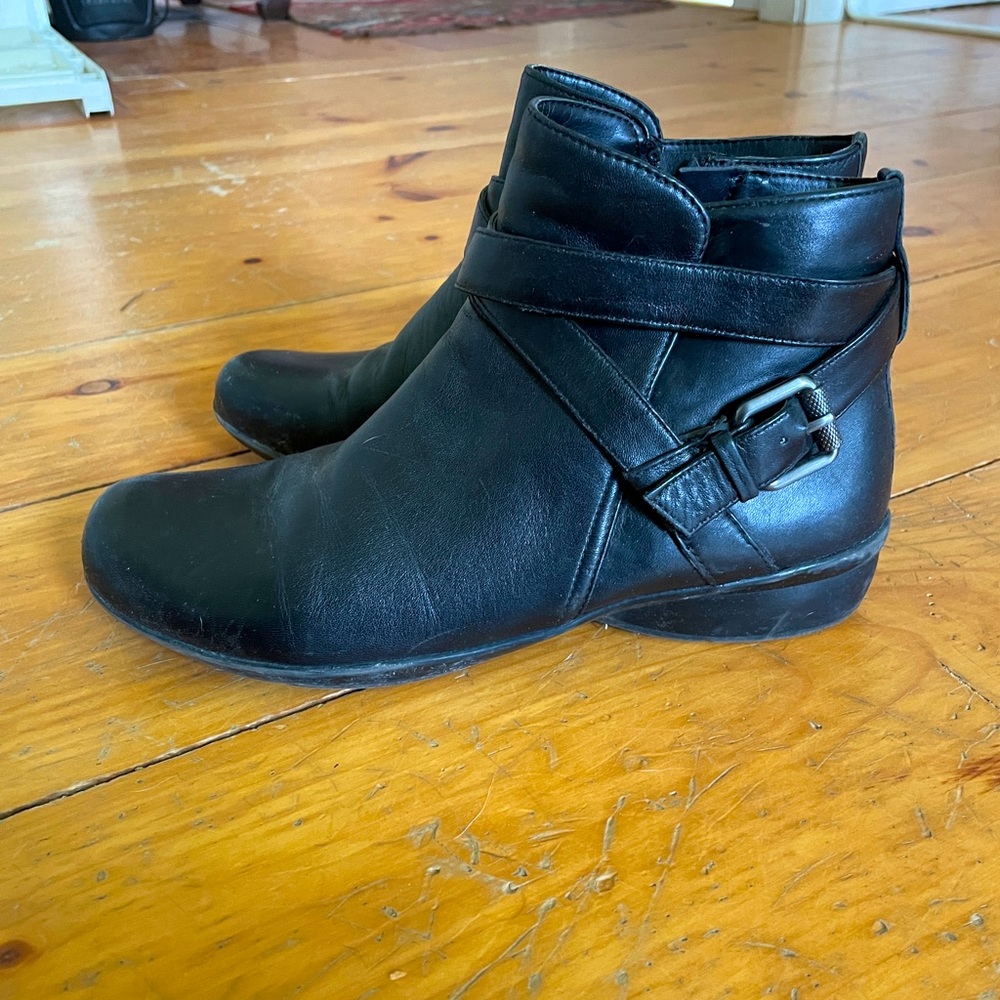 Naturalizer Booties Size 9